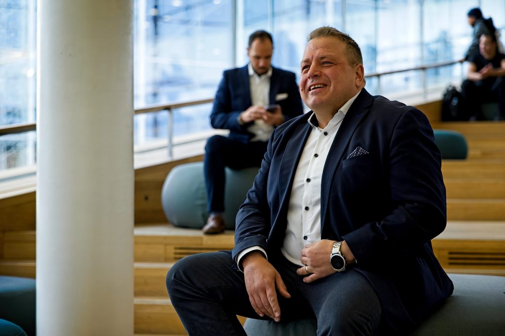 Janne Kolehmainen kuvassa etualalla iloa täynnä, myyntiprosessi mielessä