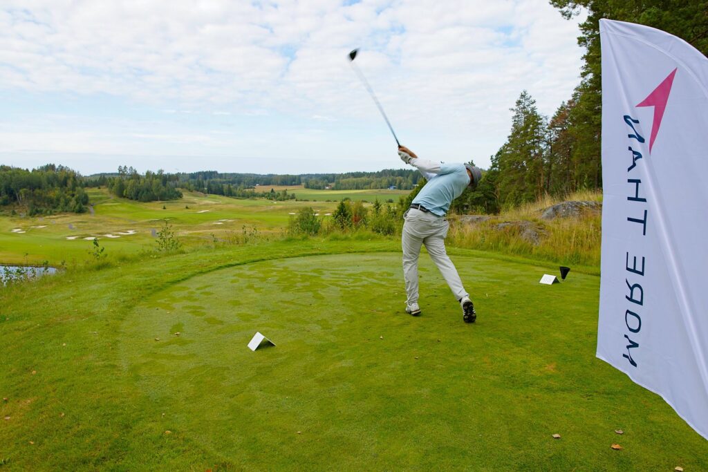 Lauri Rosendahl lyömässä Kytäjä Golfin North West kentän 17. väylän takatiiltä