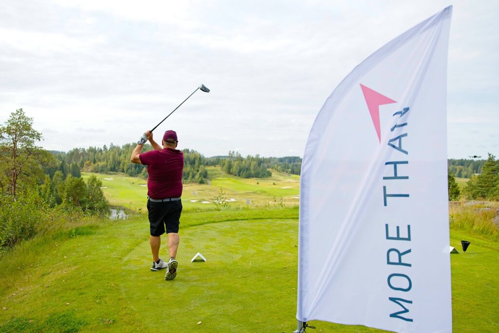 More Than Golf 2026 Janne Kolehmainen lyömässä avauslyöntiä