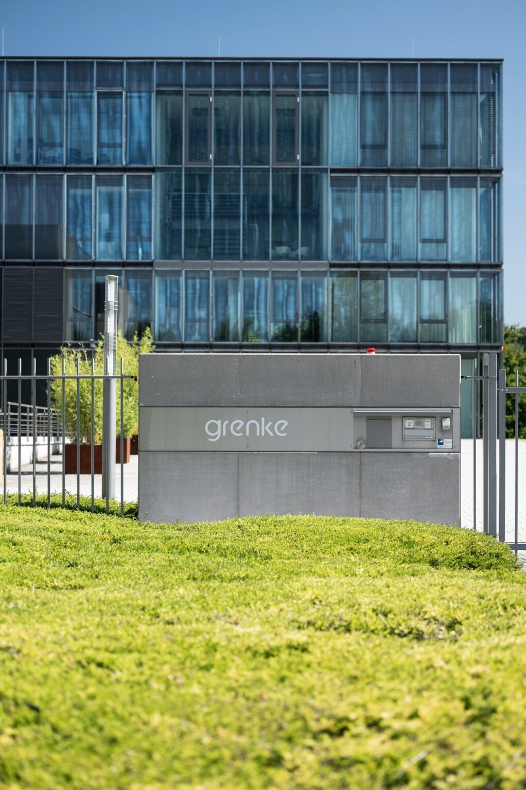 grenken pääkonttorin sisäänkäynti